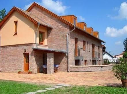 Vararok Apartman Gyula Εξωτερικό φωτογραφία